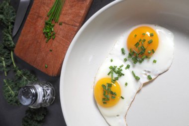 Tavada yağsız sıcak yumurta. ...