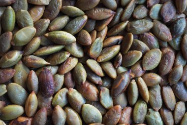 Kabak çekirdekleri tavada hafif yanmış. ...