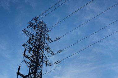 Yüksek voltajlı iletim kulesi, gökyüzünde enerji endüstrisi görüntüsü ...