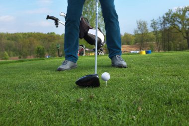 Golfçü oyuna başlıyor. ...