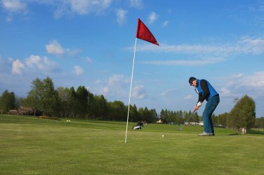 Golfçü oyunu bir delikte bitirir. ...