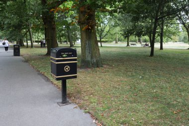 Londra, Royal Parks 'ta köpek dışkısı konteynırı. ...