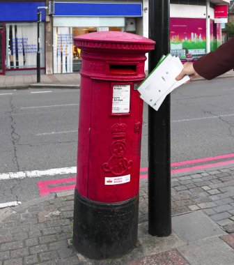 Londra posta kutusu, mektuplar gönderiyor. ...