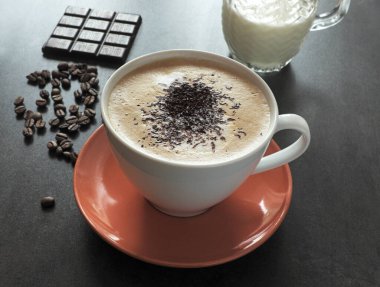 Koyu çikolatalı sütlü kahve. ...