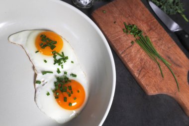 Frenk soğanlı sahanda yumurta, pek çok yemekte kullanılır. ... 