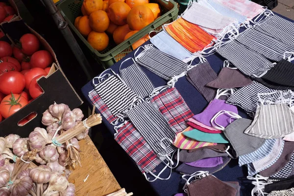 Der Handel Mit Baumwollmasken Auf Dem Stadtmarkt Die Pandemie — Stockfoto