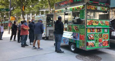 Öğle yemeği vakti, New York 'ta, öğle yemeğinde. Covid 19 salgını sırasındaki yerleşimciler. Broadway ABD 26 Eylül 2020 ...