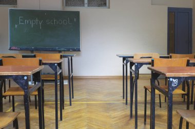 Boş sınıf, okul salgın yüzünden terk edilmiş. ...