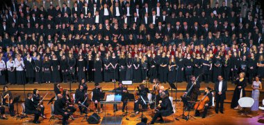 Noel şarkıları söyleyen yaklaşık 500 kişi ve Krakow Polonya 'daki ICE Kongre Merkezi' nin sahnesinde bir orkestra 4 Ocak 2018 ... 