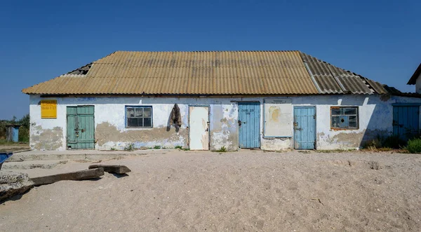Sabahları deniz kıyısındaki balıkçıların evi.