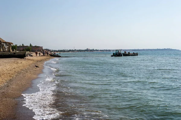 Çekici, balıkçı teknesini kıyıya çekiyor