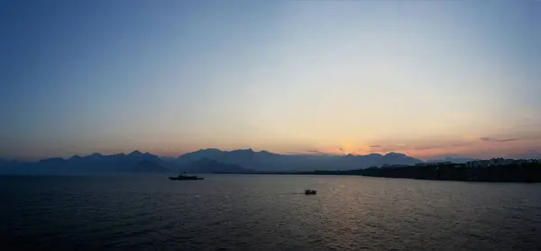 Antalya dağları üzerinde günbatımı manzarası 