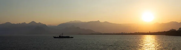 Antalya dağları üzerinde günbatımı manzarası 