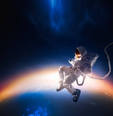 Dış uzayda yüzen astronot / yüksek karşıtlık görüntüsü