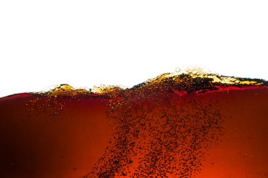Beyaz arka planda kola aromalı soda kabarcıkları