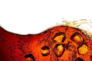 Beyaz arka planda kola aromalı soda kabarcıkları