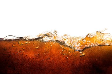 Beyaz arka planda kola aromalı soda kabarcıkları
