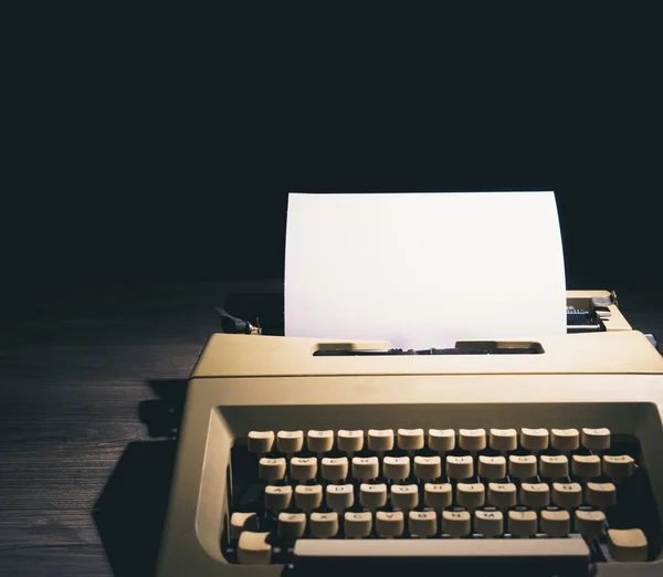 Máquina Escribir Vieja Escritorio Por Noche —  Fotos de Stock
