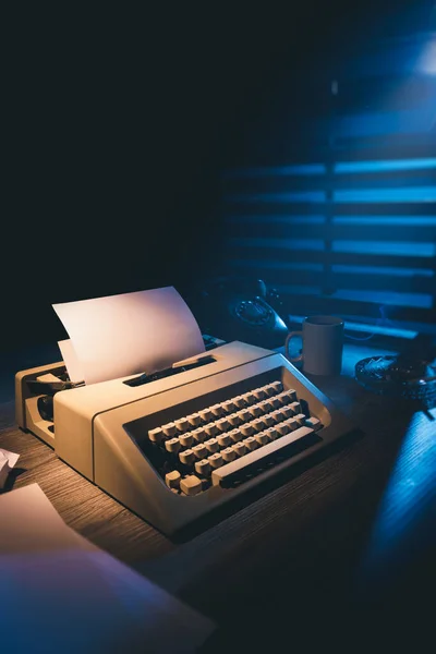 夜の机の上の古いタイプライター — ストック写真
