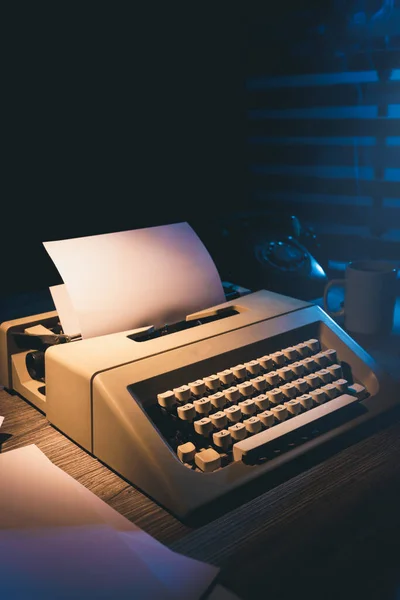 Máquina Escribir Vieja Escritorio Por Noche —  Fotos de Stock
