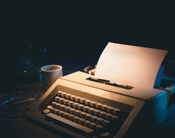 Alte Schreibmaschine Nachts Auf Dem Schreibtisch — Stockfoto