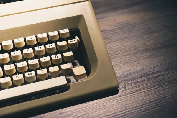 Oude Typemachine Een Bureau Nachts — Stockfoto