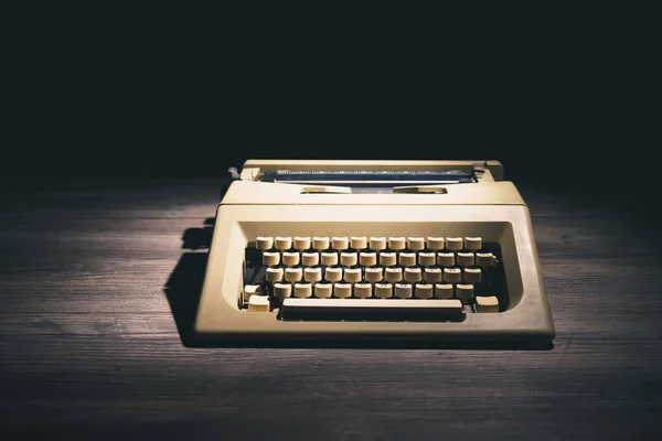 Alte Schreibmaschine Nachts Auf Dem Schreibtisch Stockbild
