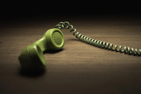 Teléfono Línea Plástico Verde Viejo Sobre Fondo Oscuro — Foto de Stock