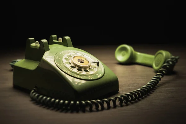 Stary Zielony Plastikowy Telefon Ciemnym Tle — Zdjęcie stockowe