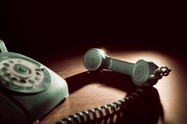 Koyu Arkaplanda Eski Yeşil Bir Telefon — Stok fotoğraf