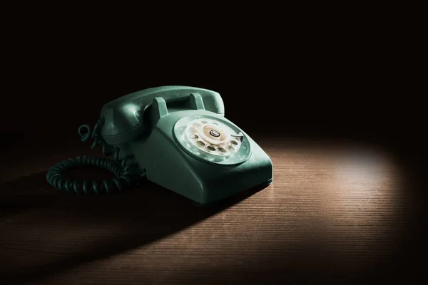 Altes Grünes Plastik Wählscheibentelefon Auf Dunklem Hintergrund lizenzfreie Stockfotos