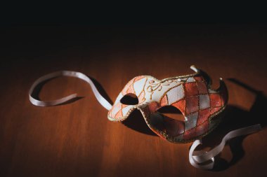 Güzel, pembe ve beyaz maskeli balo