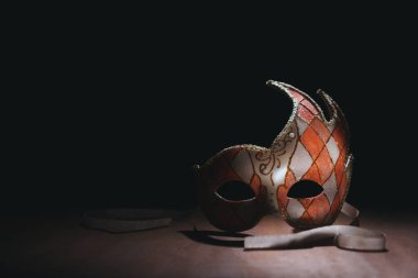 Güzel, pembe ve beyaz maskeli balo