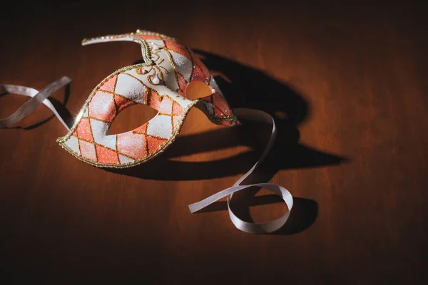 美しいヴィンテージピンクと白のマスカレードマスク — ストック写真