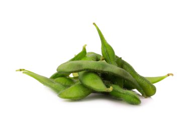 Beyaz arkaplanda yeşil soya fasulyesi