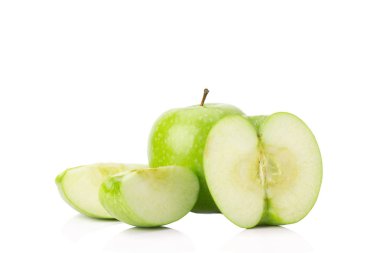 Yeşil elma, beyaz arkaplanda izole