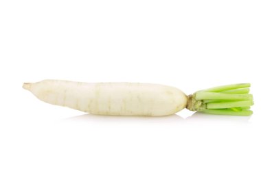 daikon turpları beyaz arkaplanda izole edilmiş
