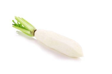 daikon turpları beyaz arkaplanda izole edilmiş