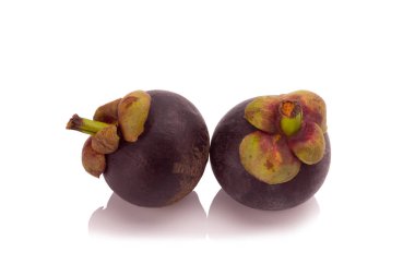 Mangosteen beyaz arka planda izole