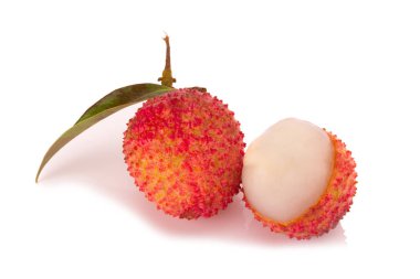 Beyaz arka planda izole edilmiş taze lychees