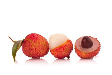 Beyaz arka planda izole edilmiş taze lychees