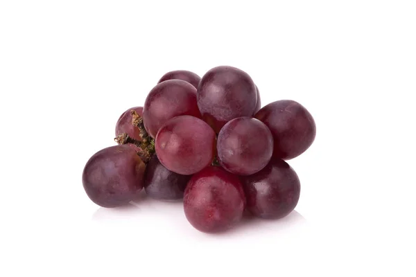 Спелый красный виноград с листьями изолированы на белом — стоковое фото