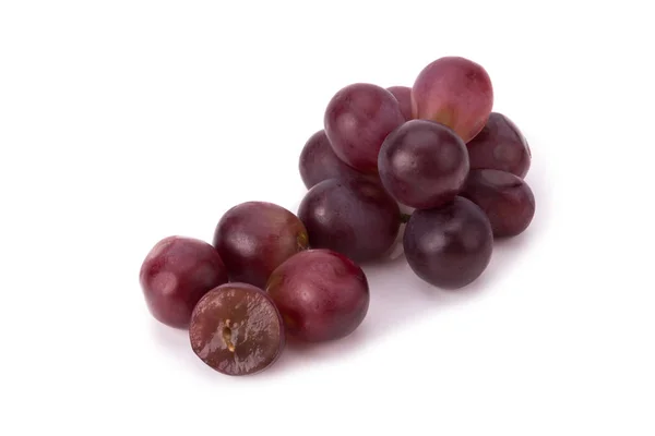 Спелый красный виноград с листьями изолированы на белом — стоковое фото