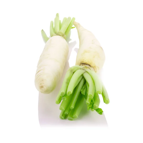 Daikon Radieschen isoliert auf weißem Hintergrund — Stockfoto