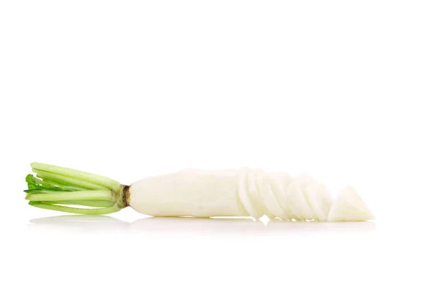 Ravanelli daikon isolati su sfondo bianco — Foto Stock