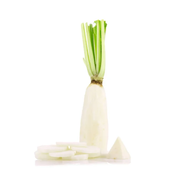 Daikon radijsjes geïsoleerd op witte achtergrond — Stockfoto