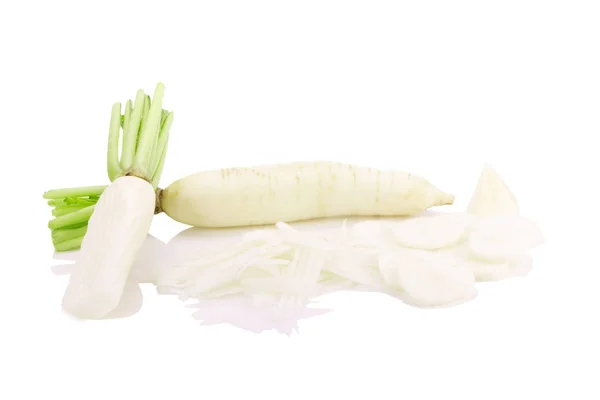 Ravanelli daikon isolati su sfondo bianco — Foto Stock