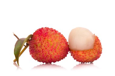 Beyaz arka planda izole edilmiş taze lychees