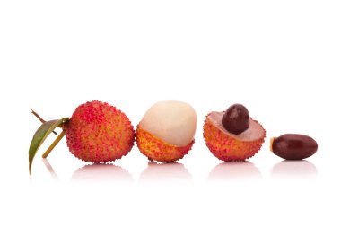 Beyaz arka planda izole edilmiş taze lychees