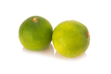 Beyaz arkaplanda izole edilmiş limonlar